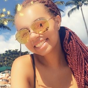 Meet your Posher, Elise